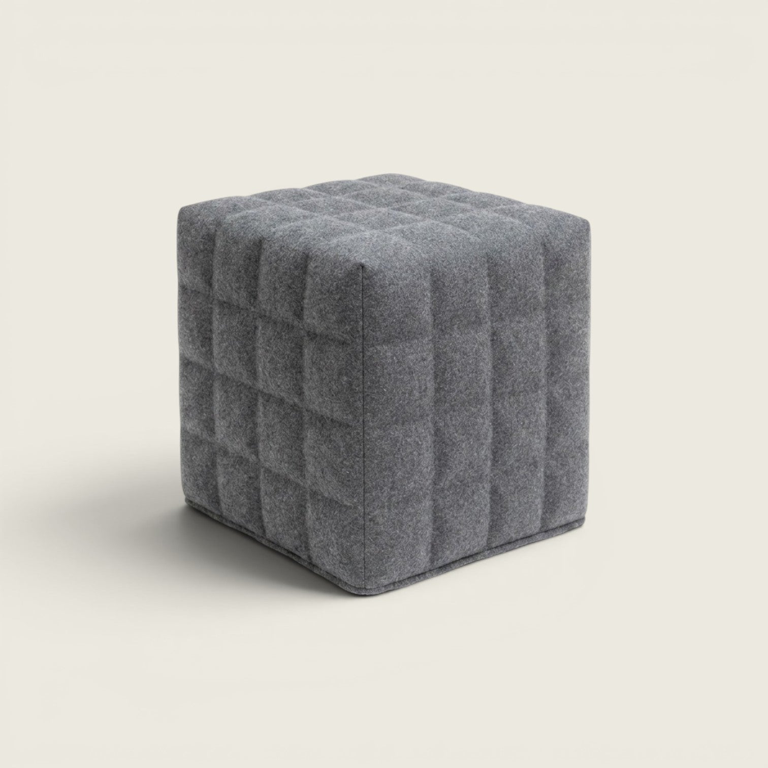 BuzziSpace: Cube 3D Solo Hocker aus grauem Stoff – generalüberholt