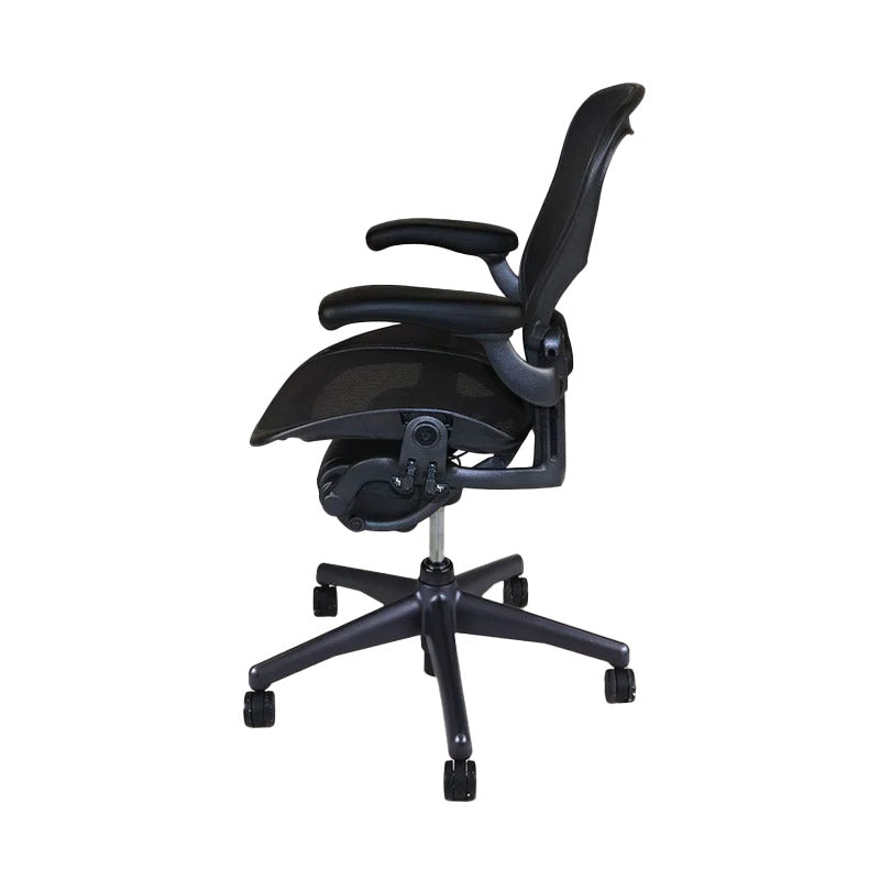 <tc>Herman Miller</tc>: Aeron - <tc>Size B</tc> - Fester Arm, Neigung nach hinten (Graphit) - Generalüberholt
