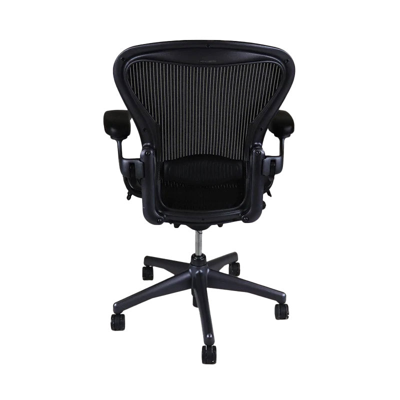 <tc>Herman Miller</tc>: Aeron - <tc>Size C</tc> - Höhenverstellbare Armlehne mit Rückenlehnenneigung (Graphit) - Generalüberholt