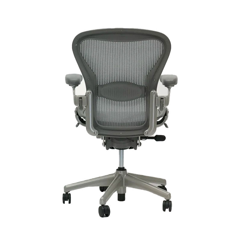 <tc>Herman Miller</tc>: Aeron <tc>Size B</tc> Silberne Rückenlehnenneigung - Generalüberholt