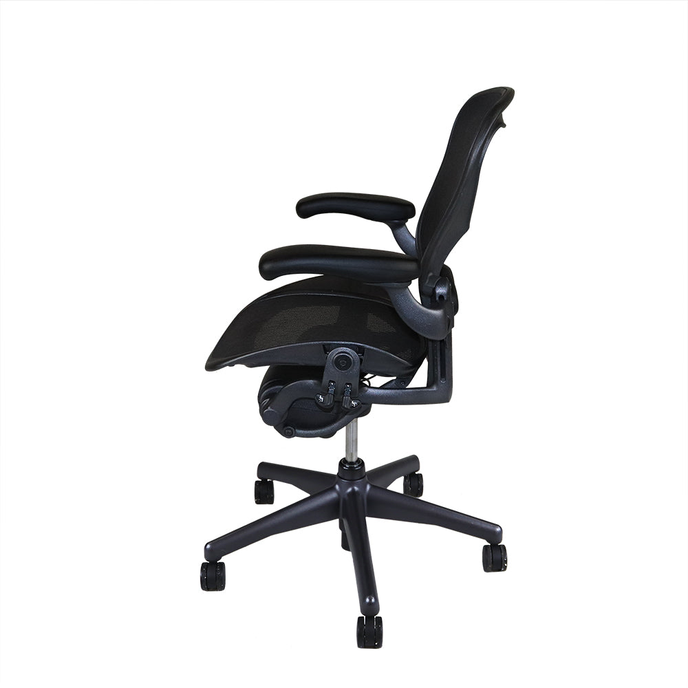 <tc>Herman Miller</tc>: Aeron <tc>Size B</tc> Anthrazit, nur nach hinten neigbar – Generalüberholt