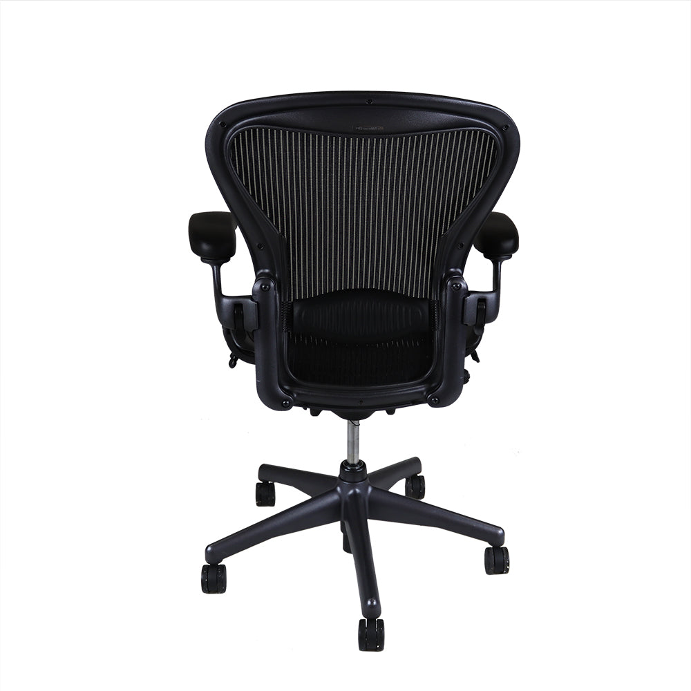 <tc>Herman Miller</tc>: Aeron <tc>Size B</tc> Anthrazit, nur nach hinten neigbar – Generalüberholt