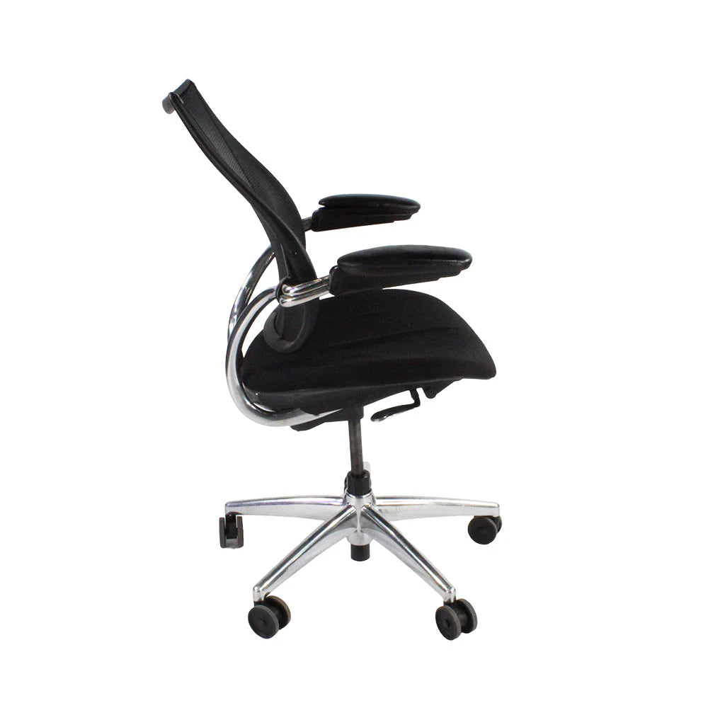 <tc>Humanscale</tc>: <tc>Liberty</tc> Arbeitsstuhl aus schwarzem Stoff/Aluminiumrahmen – Generalüberholt