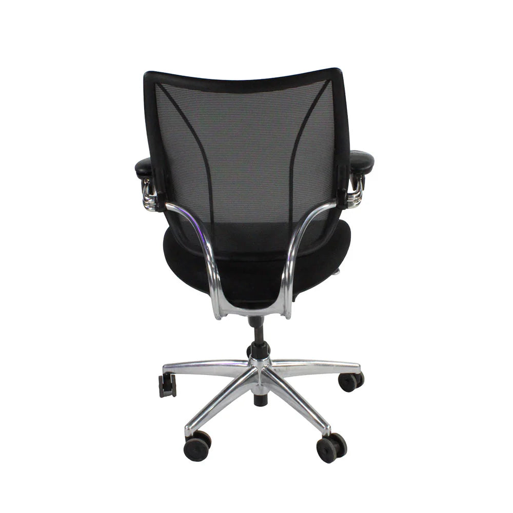 <tc>Humanscale</tc>: <tc>Liberty</tc> Arbeitsstuhl aus schwarzem Stoff/Aluminiumrahmen – Generalüberholt