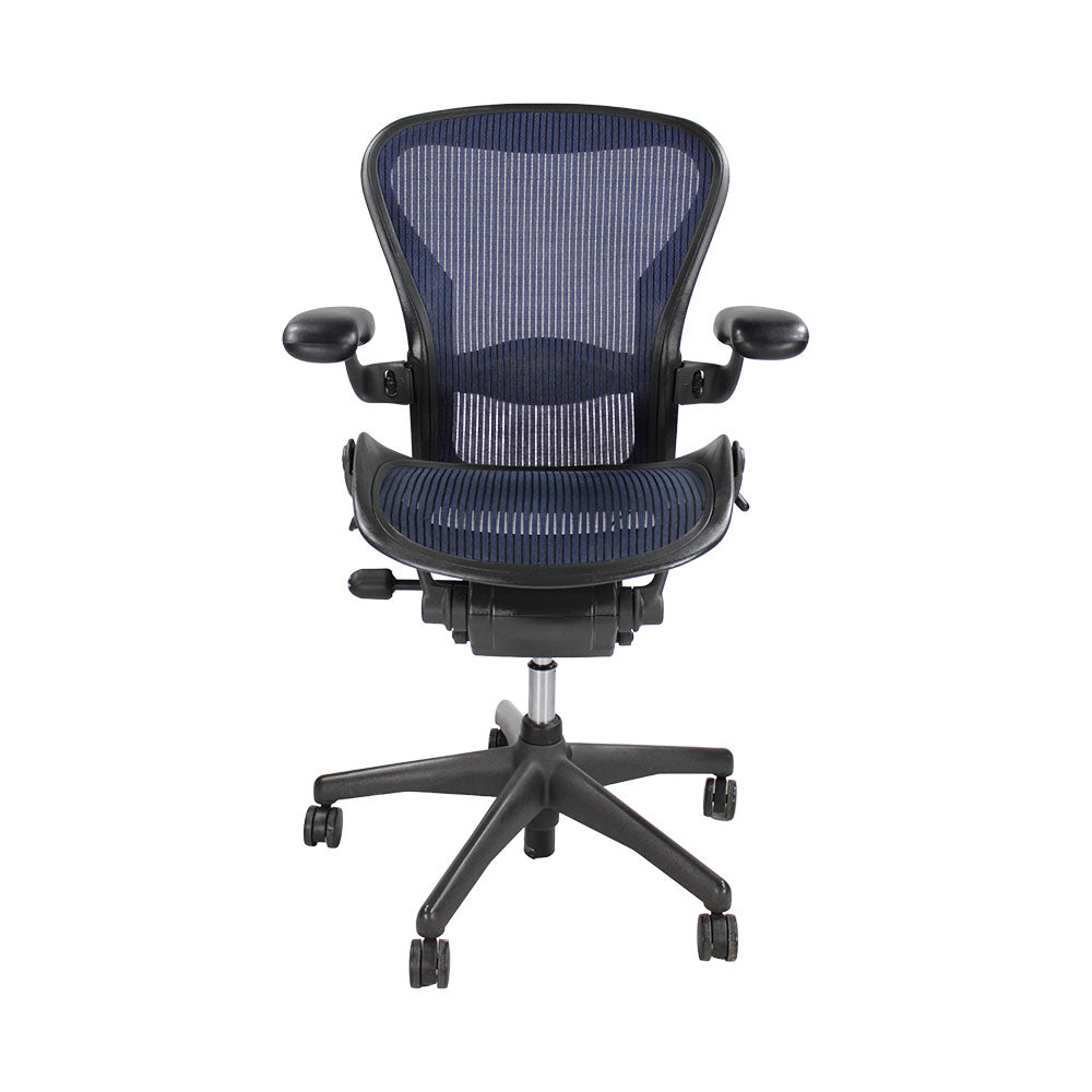 <tc>Herman Miller</tc>: Aeron <tc>Size C</tc> Nur mit Rückenlehnenneigung in dunkelblauem Netzgewebe – Generalüberholt
