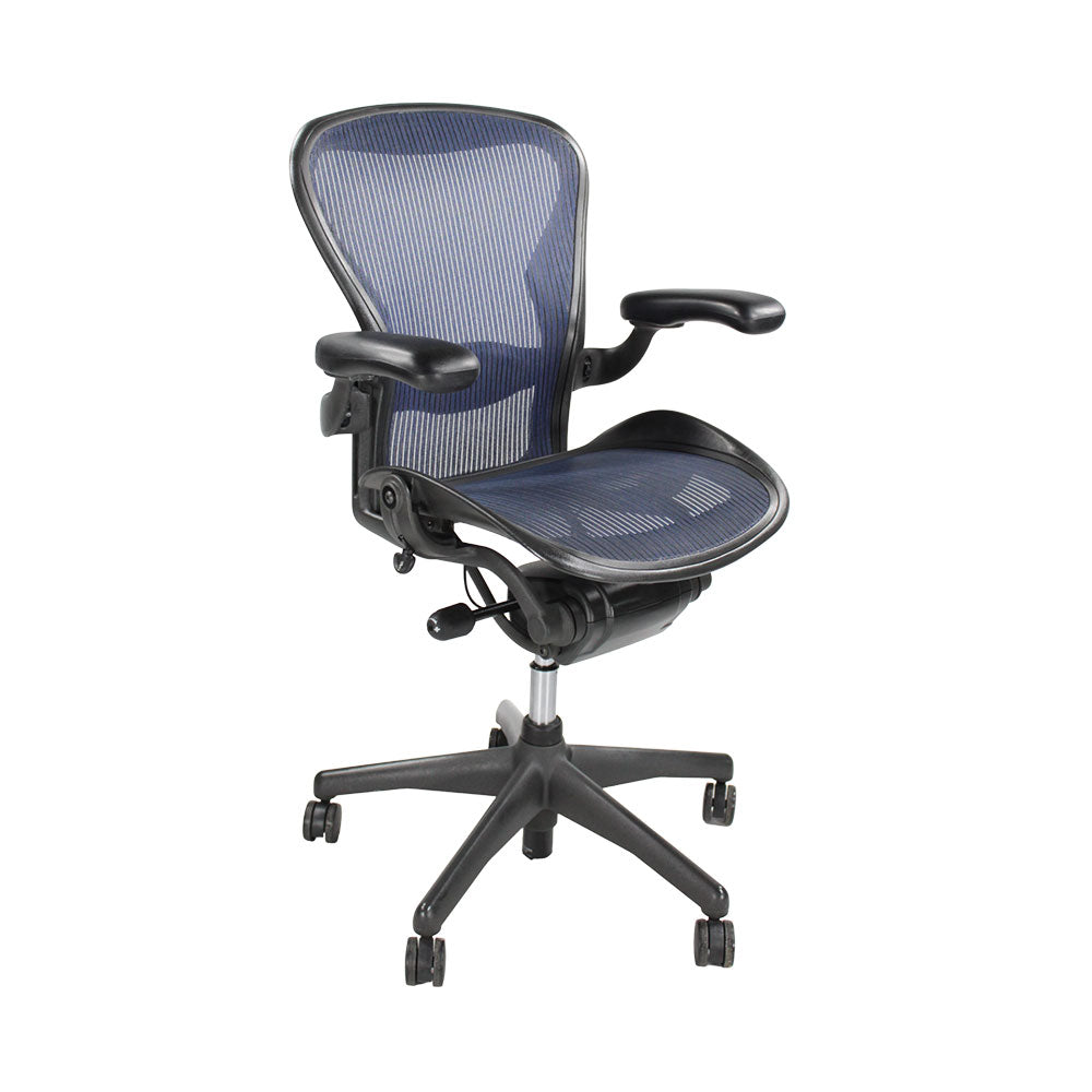 <tc>Herman Miller</tc>: Aeron <tc>Size C</tc> Nur mit Rückenlehnenneigung in dunkelblauem Netzgewebe – Generalüberholt
