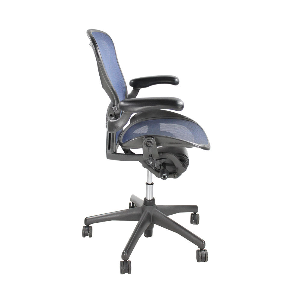 <tc>Herman Miller</tc>: Aeron <tc>Size B</tc> Nur mit Rückenlehnenneigung in dunkelblauem Netzgewebe – Generalüberholt