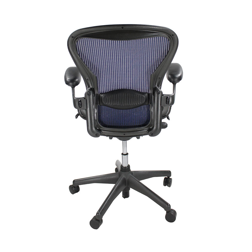 <tc>Herman Miller</tc>: Aeron <tc>Size B</tc> Nur mit Rückenlehnenneigung in dunkelblauem Netzgewebe – Generalüberholt