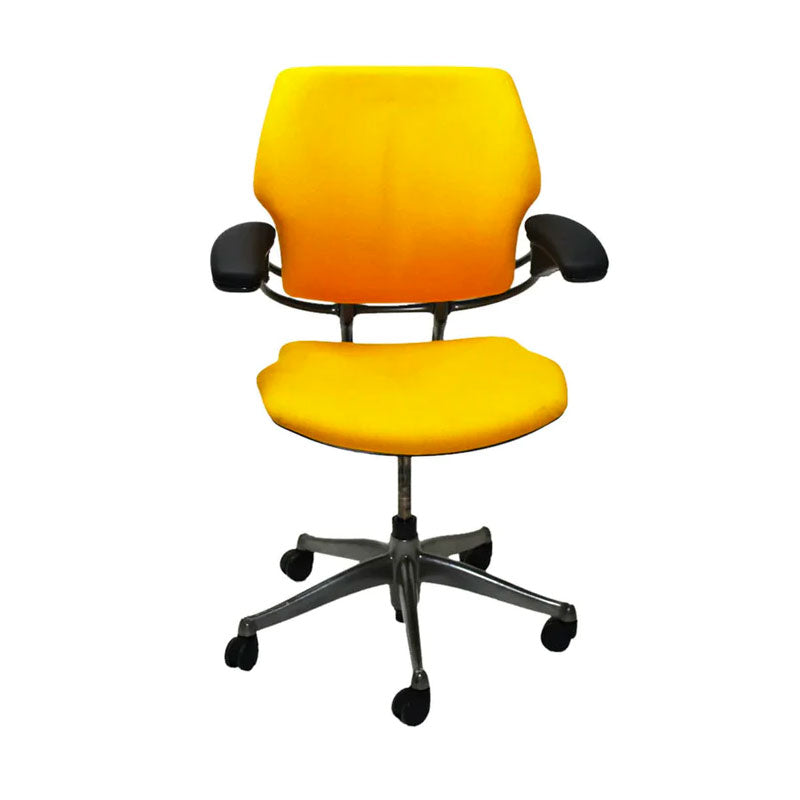 <tc>Humanscale</tc>: <tc>Freedom</tc> Arbeitsstuhl aus gelbem Stoff - Generalüberholt