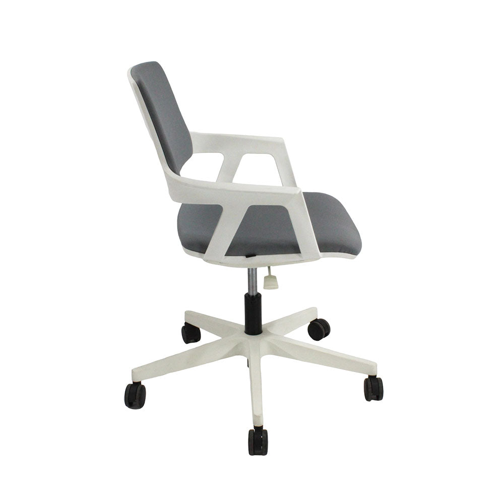 <tc>Steelcase</tc>: <tc>QiVi</tc> - Konferenzstuhl aus grauem Stoff - Generalüberholt
