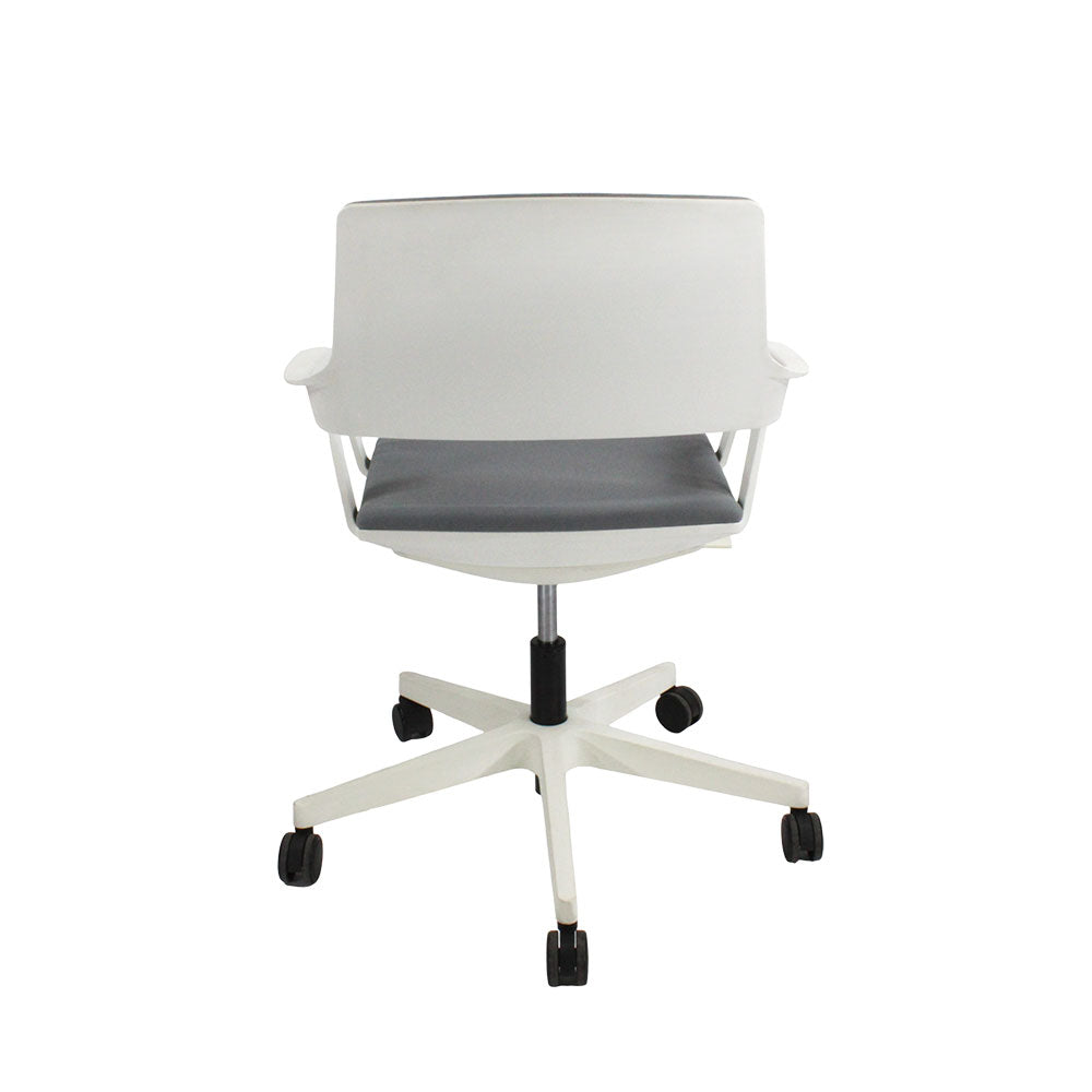 <tc>Steelcase</tc>: <tc>QiVi</tc> - Konferenzstuhl aus grauem Stoff - Generalüberholt