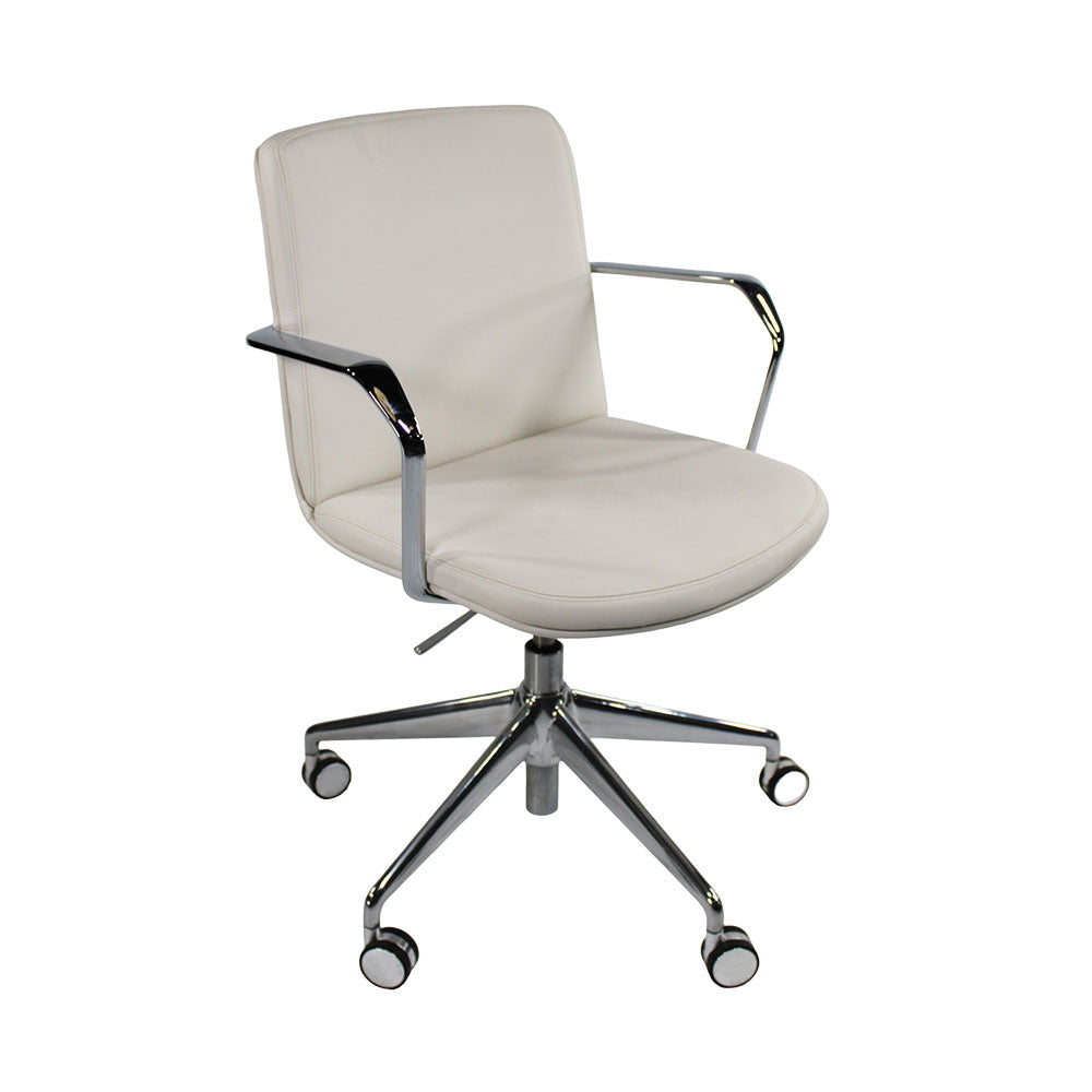 Orangebox: Calder Chair MBS5 in weißem Leder - renoviert