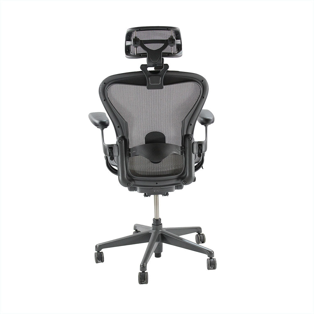 <tc>Herman Miller</tc>: Aeron <tc>Size B</tc> Remastered mit Kopfstütze in Graphit – Generalüberholt