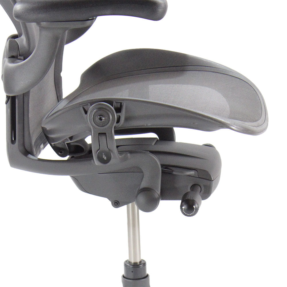 <tc>Herman Miller</tc>: Aeron <tc>Size B</tc> Remastered mit Kopfstütze in Graphit – Generalüberholt