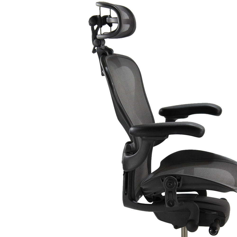 <tc>Herman Miller</tc>: Aeron <tc>Size B</tc> Remastered mit Kopfstütze in Graphit – Generalüberholt