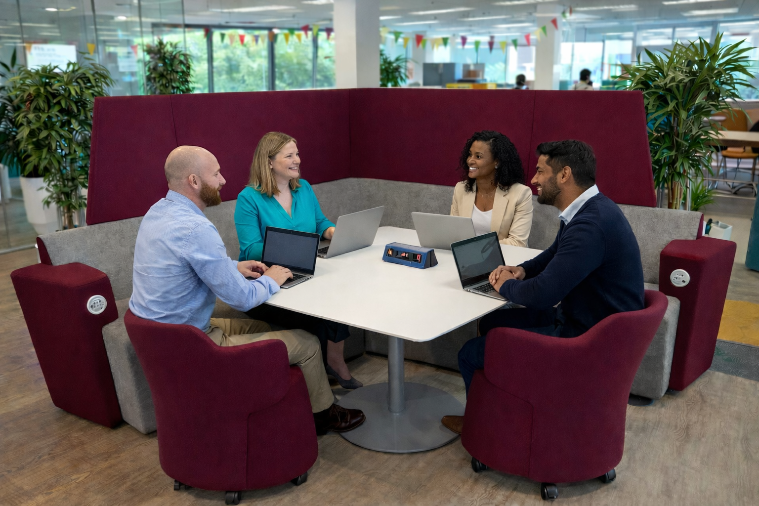 Orangebox: Burgunderroter und grauer AFTD-Stand mit hoher Rückenlehne – renoviert