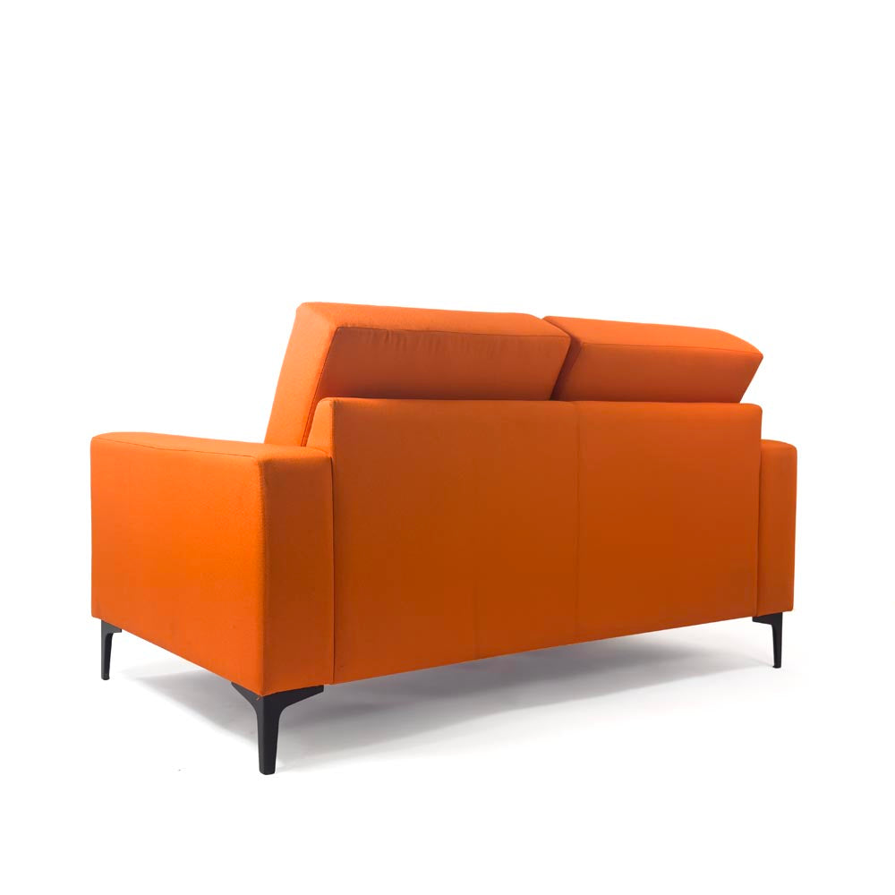 Versprechen: Zielen Sie zwei Sitzoter -Sofa in orangefarbenem Stoff - renoviert