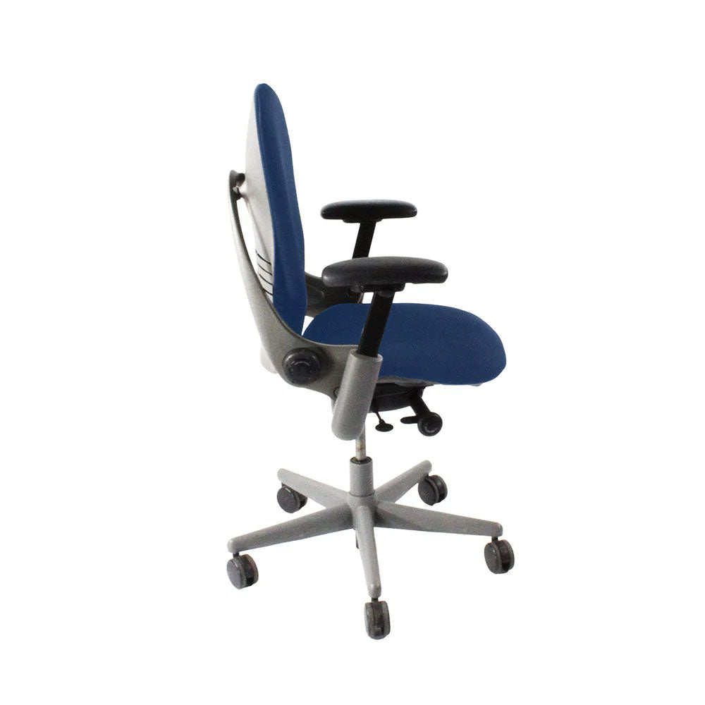 <tc>Steelcase</tc>: <tc>Leap V1</tc> Bürostuhl - Grauer Rahmen/Blauer Stoff - Generalüberholt
