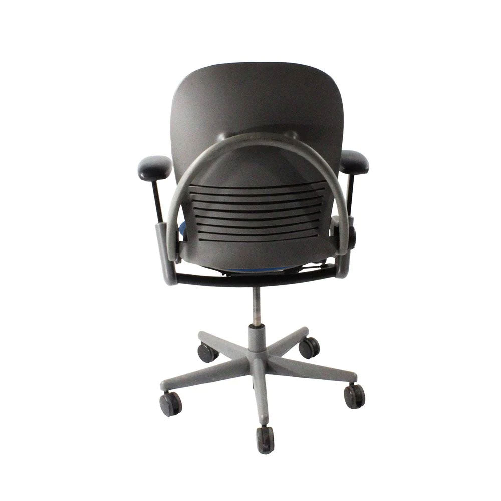 <tc>Steelcase</tc>: <tc>Leap V1</tc> Bürostuhl - Grauer Rahmen/Blauer Stoff - Generalüberholt