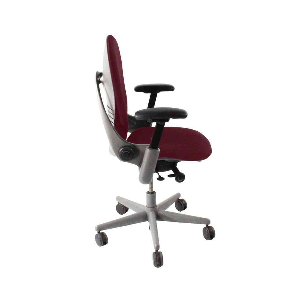 <tc>Steelcase</tc>: <tc>Leap V1</tc> Bürostuhl - Grauer Rahmen/Burgunderfarbenes Leder - Generalüberholt