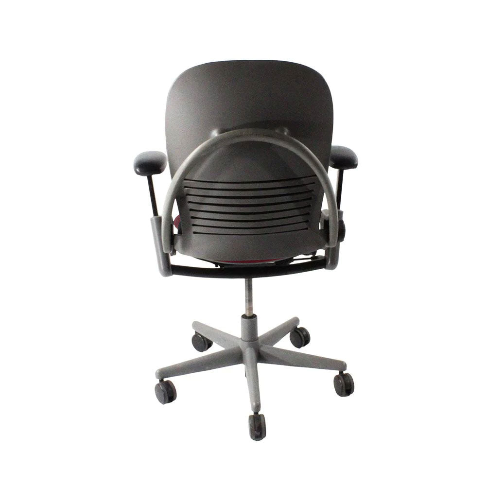 <tc>Steelcase</tc>: <tc>Leap V1</tc> Bürostuhl - Grauer Rahmen/Burgunderfarbenes Leder - Generalüberholt
