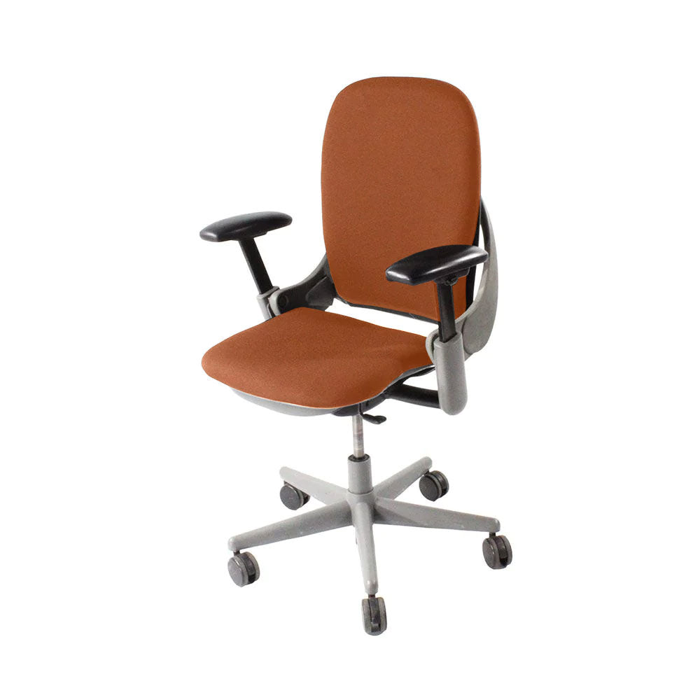 <tc>Steelcase</tc>: <tc>Leap V1</tc> Bürostuhl – Grauer Rahmen/Hellbraunes Leder – Generalüberholt