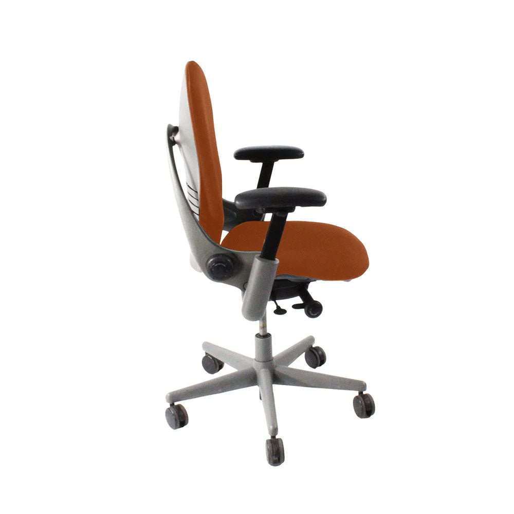 <tc>Steelcase</tc>: <tc>Leap V1</tc> Bürostuhl – Grauer Rahmen/Hellbraunes Leder – Generalüberholt
