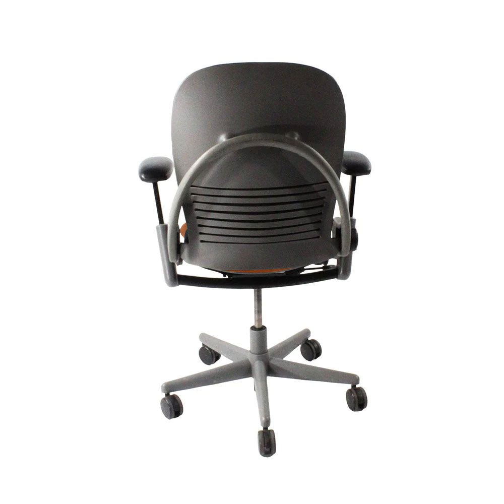 <tc>Steelcase</tc>: <tc>Leap V1</tc> Bürostuhl – Grauer Rahmen/Hellbraunes Leder – Generalüberholt