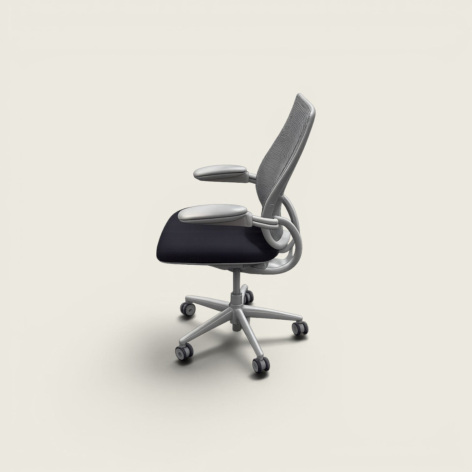 <tc>Humanscale</tc>: <tc>Liberty</tc> Bürostuhl mit schwarzem Stoffbezug – generalüberholt