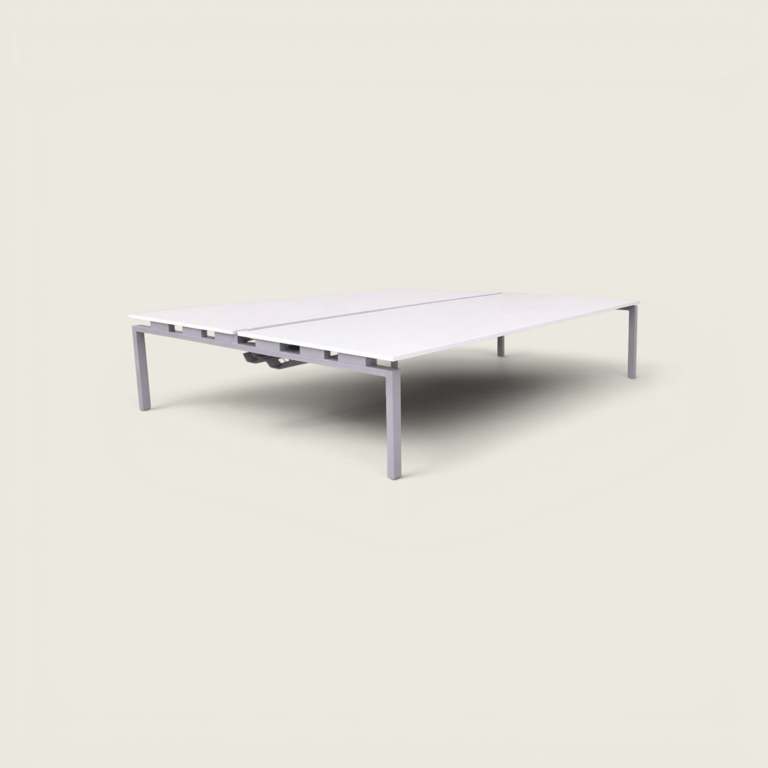 <tc>Senator</tc> 4-Wege-Arbeitsplatz (2400 mm x 1600 mm) – generalüberholt