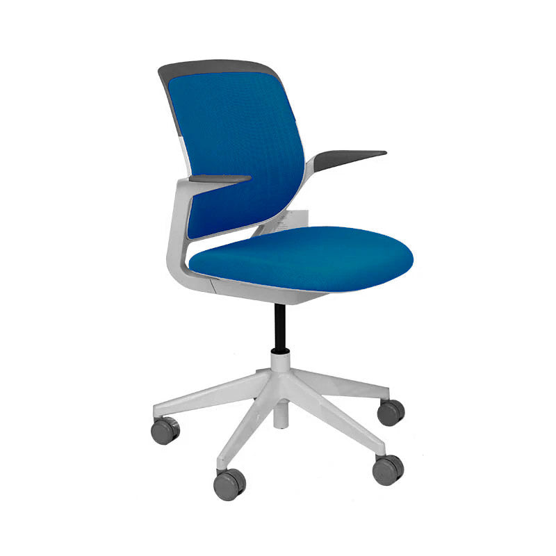 <tc>Steelcase</tc>: Cobi Konferenzstuhl mit weißem Rahmen in blauem Stoff - Generalüberholt