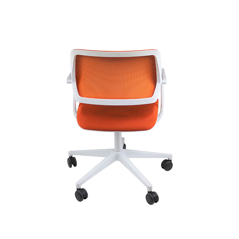 <tc>Steelcase</tc>: <tc>QiVi</tc> - Konferenzstuhl mit Netzrückenlehne aus orangefarbenem Stoff - Generalüberholt