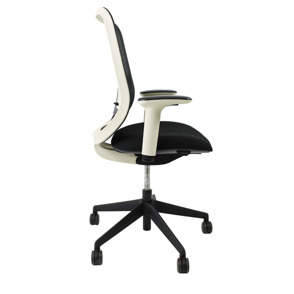 OrangeBox: Do - Task Stuhl in schwarzem Stoff/Weißer Rahmen - renoviert