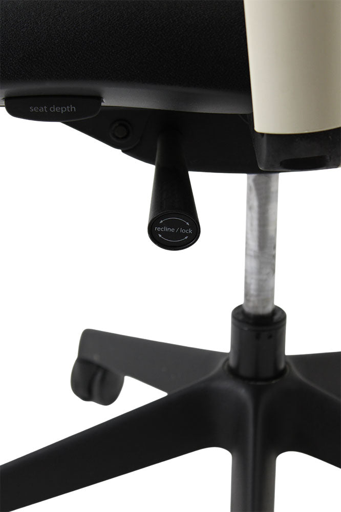 OrangeBox: Do - Task Stuhl in schwarzem Stoff/Weißer Rahmen - renoviert