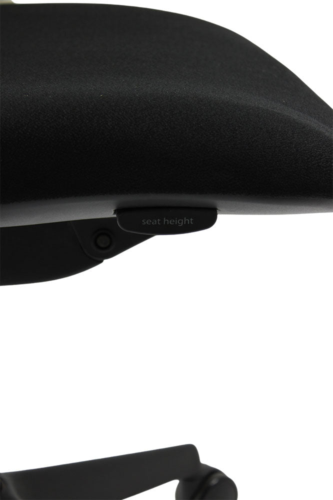 OrangeBox: Do - Task Stuhl in schwarzem Stoff/Weißer Rahmen - renoviert