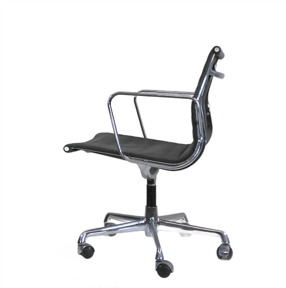 <tc>Vitra</tc>: <tc>Eames</tc> EA 108 Konferenzstuhl - Generalüberholt