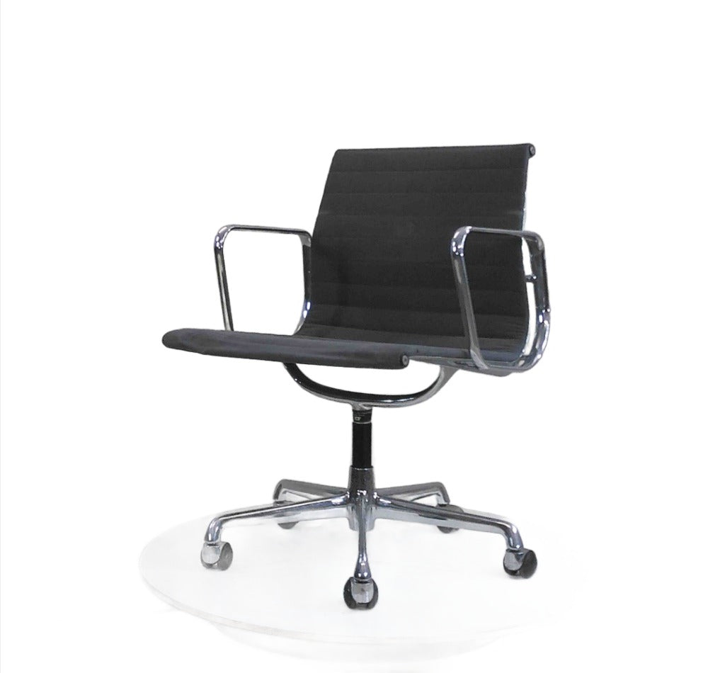 <tc>Vitra</tc>: <tc>Eames</tc> EA 108 Konferenzstuhl - Generalüberholt