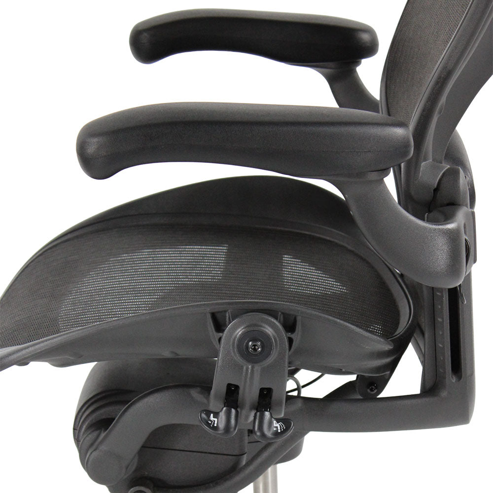 <tc>Herman Miller</tc>: Aeron <tc>Size B</tc> Full House mit Kopfstütze in Graphit - Generalüberholt