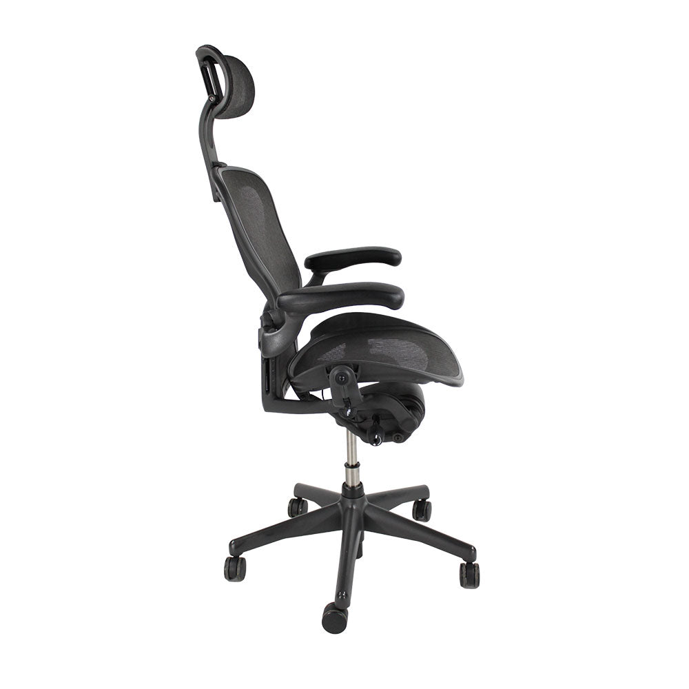 <tc>Herman Miller</tc>: Aeron <tc>Size B</tc> Full House mit Kopfstütze in Graphit - Generalüberholt