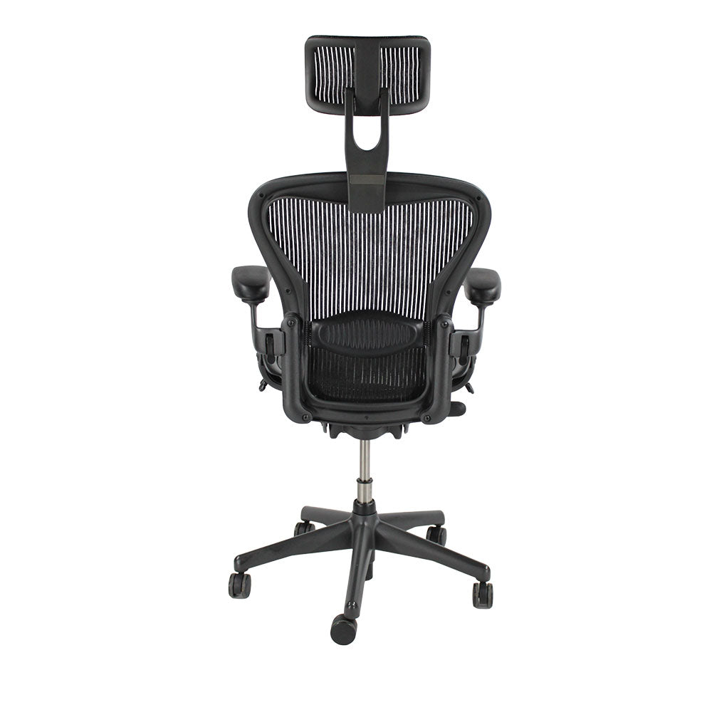 <tc>Herman Miller</tc>: Aeron <tc>Size B</tc> Full House mit Kopfstütze in Graphit - Generalüberholt