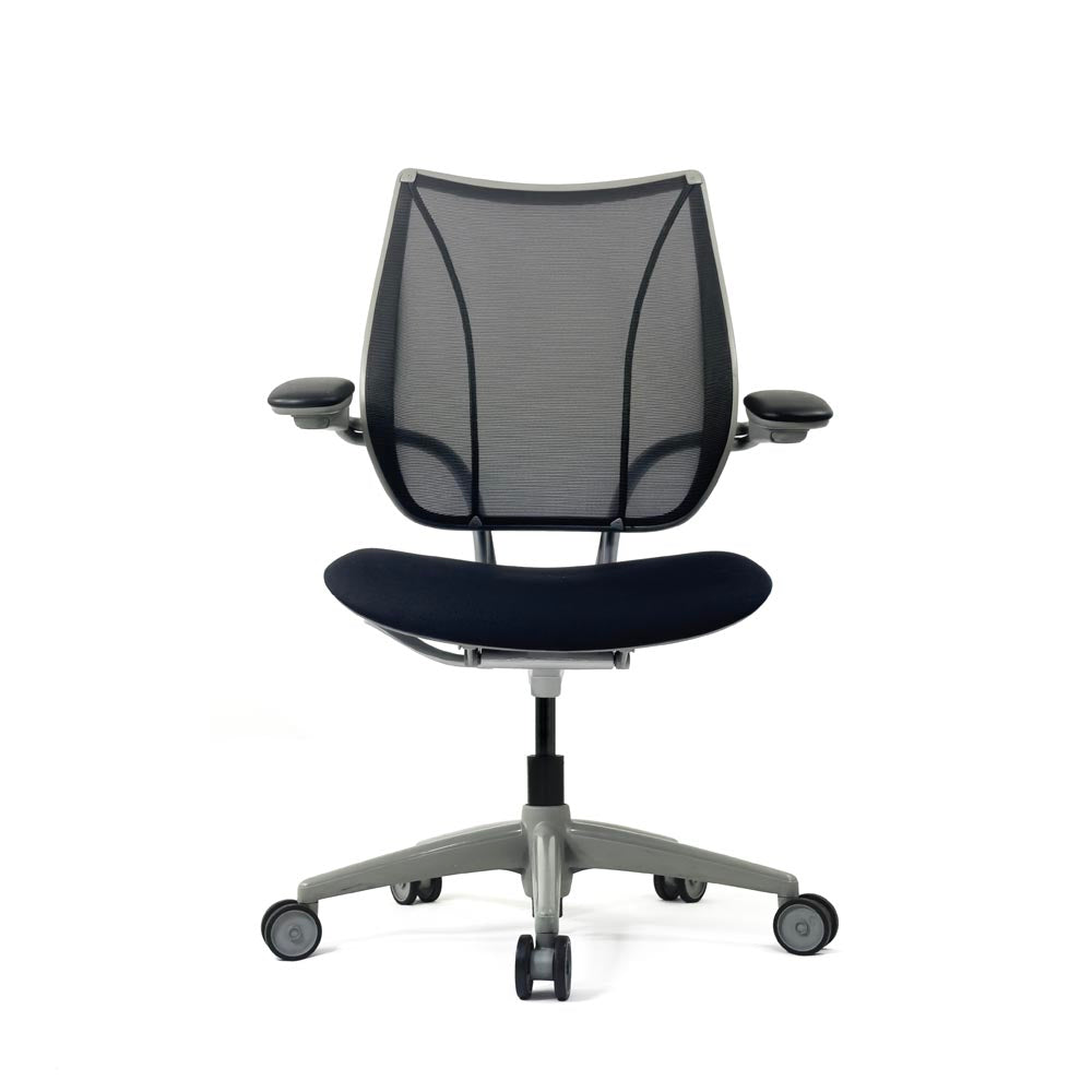 <tc>Humanscale</tc>: <tc>Liberty</tc> Arbeitsstuhl aus schwarzem Stoff – Generalüberholt