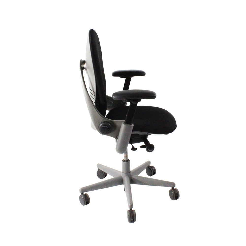 <tc>Steelcase</tc>: <tc>Leap V1</tc> Bürostuhl - Grauer Rahmen/Schwarzes Leder - Generalüberholt
