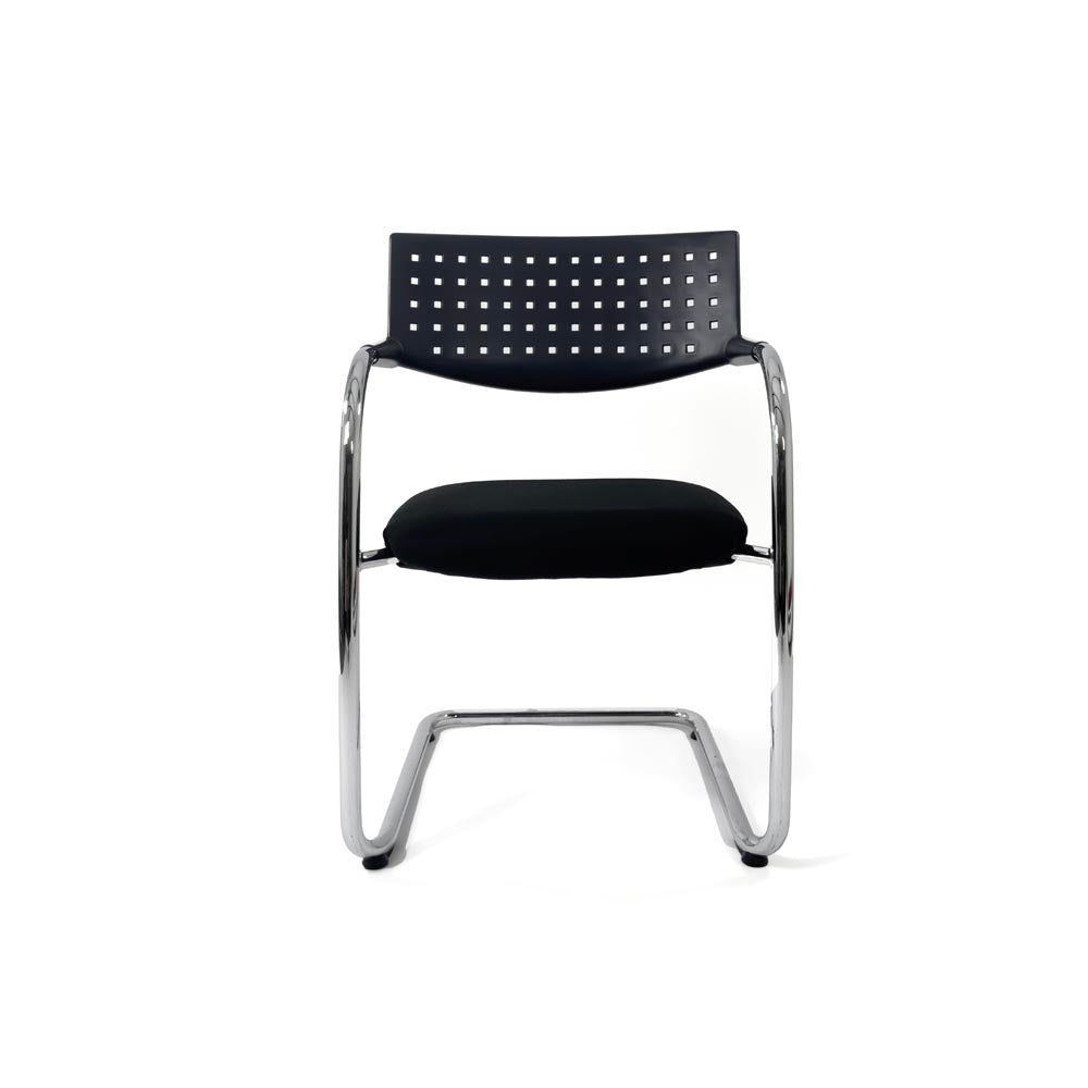 <tc>Vitra</tc>: <tc>VisaVis</tc> Konferenzstuhl aus schwarzem Stoff - Generalüberholt