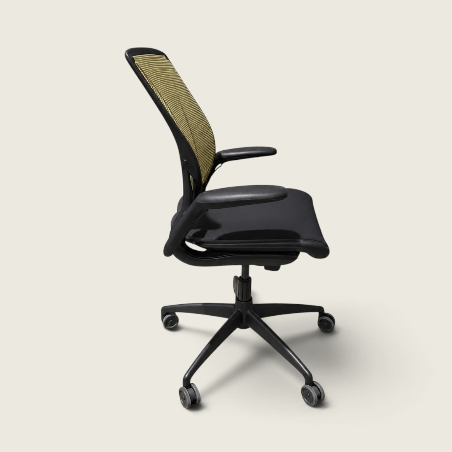 <tc>Humanscale</tc>: <tc>Diffrient World</tc> Bürostuhl mit grünem Netzbezug – generalüberholt