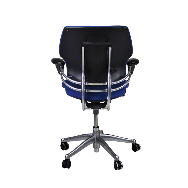 Humanscale: Freedom-Arbeitsstuhl mit Aluminiumrahmen in blauem Stoff – generalüberholt