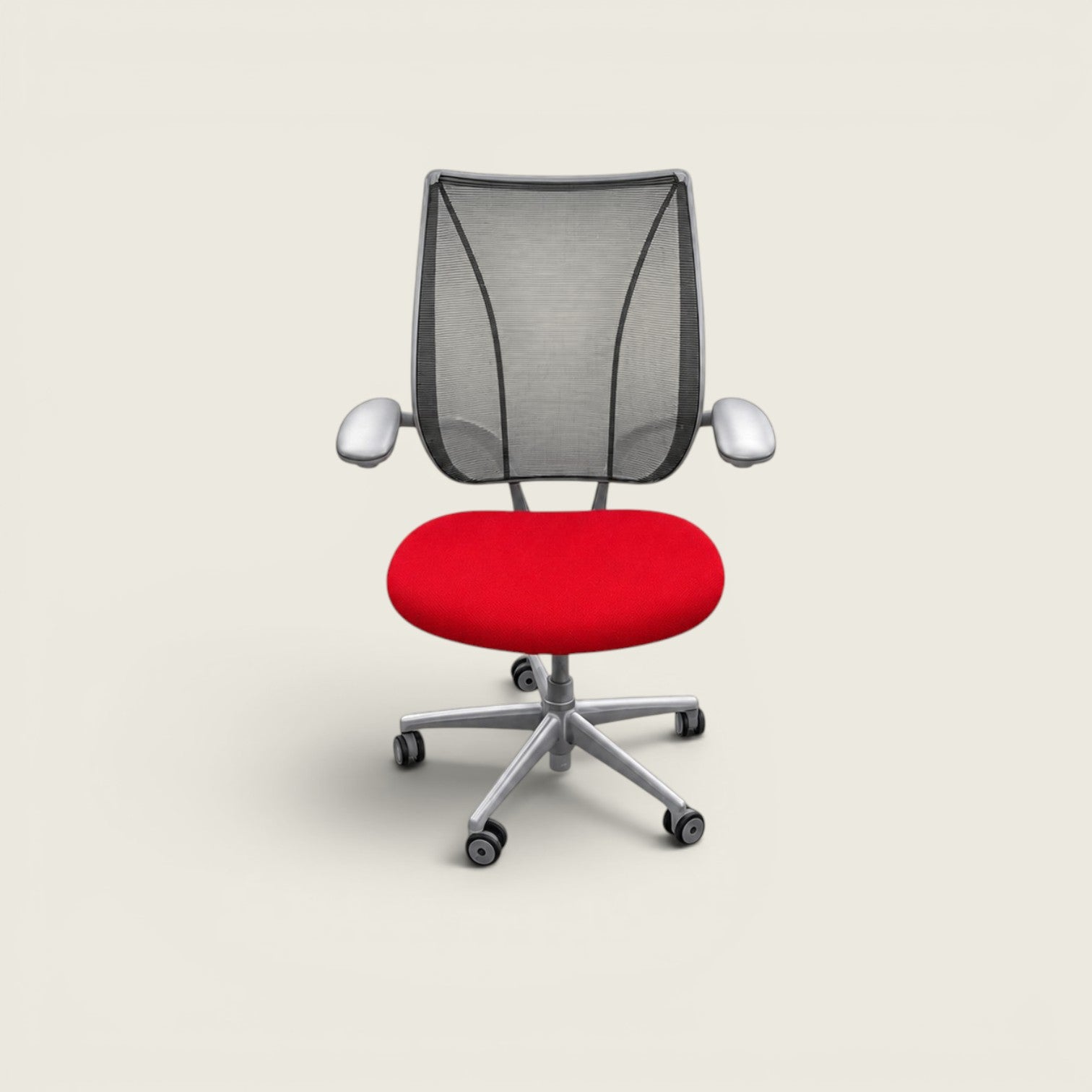 <tc>Humanscale</tc>: <tc>Liberty</tc> Bürostuhl mit schwarzem Stoffbezug – generalüberholt