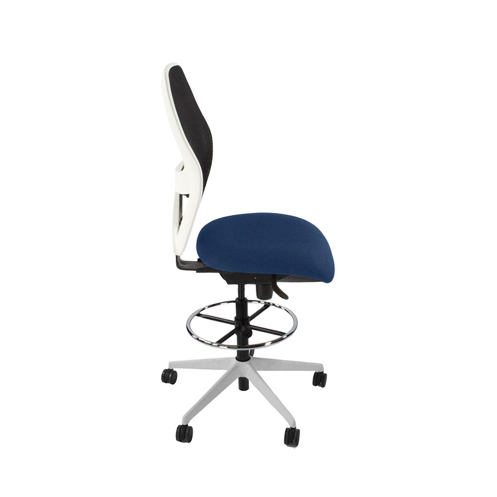 Ahrend: 160 Type Draftsman Chair ohne Armlehnen aus blauem Stoff – weißes Gestell – generalüberholt