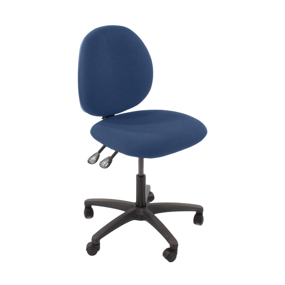 Inhaltsverzeichnis: Scoop Operator Chair aus blauem Stoff ohne Armlehnen – generalüberholt
