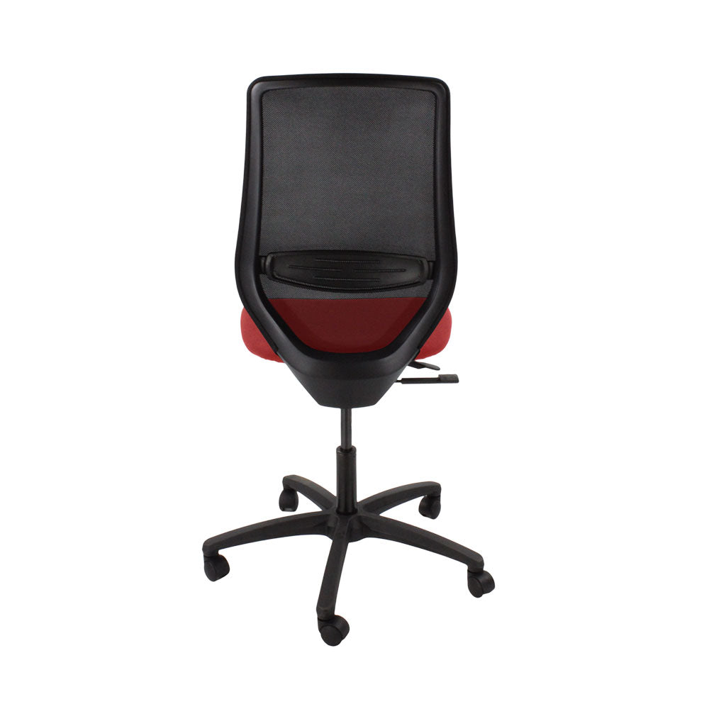 Das Büropublikum: Scudo-Arbeitsstuhl mit rotem Stoffsitz ohne Armlehnen – generalüberholt