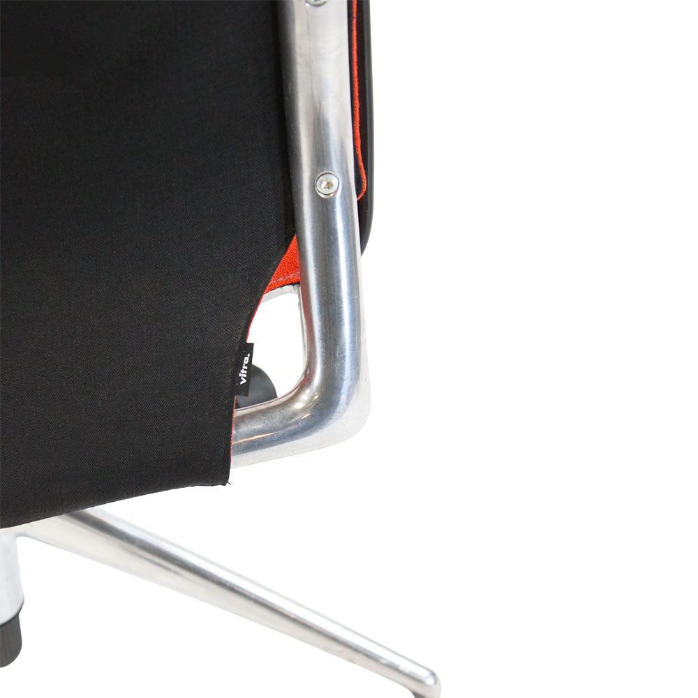 Vitra: Meda Bürostuhl mit Aluminiumgestell in rotem Stoff – generalüberholt